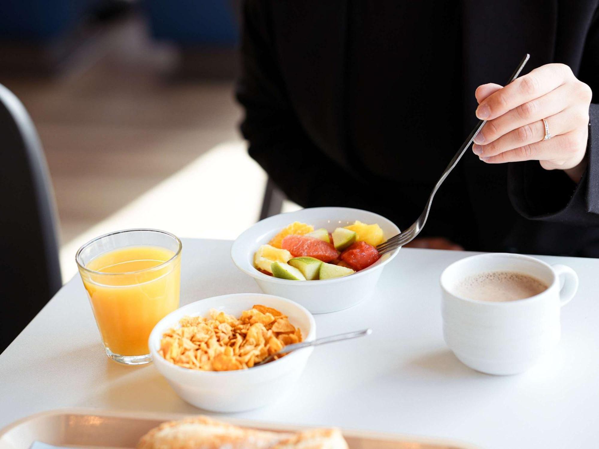 Hotel Ibis Budget Caen Porte De Bretagne 2*